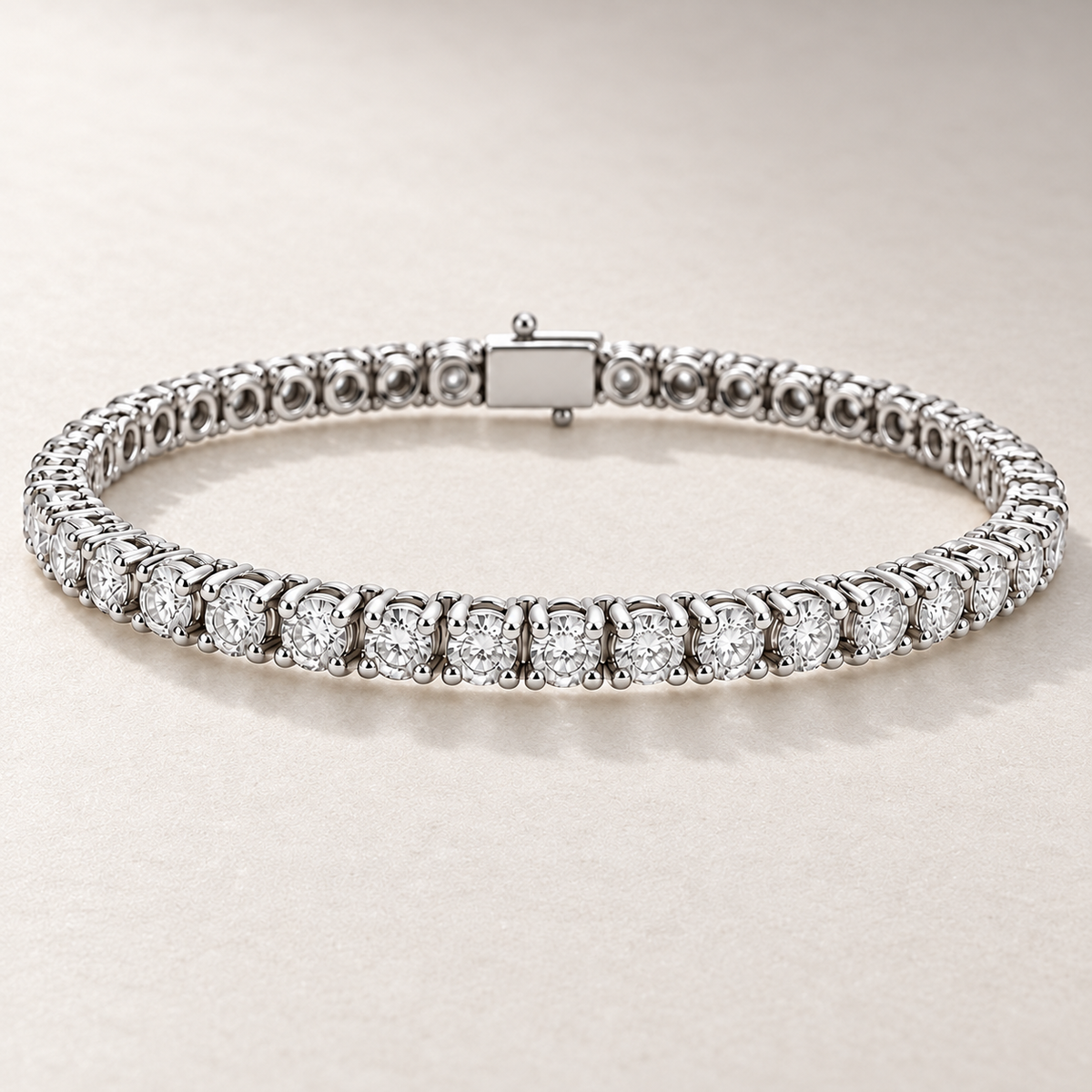 Bracelet TN08 en or blanc, diamants clairs, fond pierre greige — TN08 white gold bracelet with clear diamonds on greige stone.