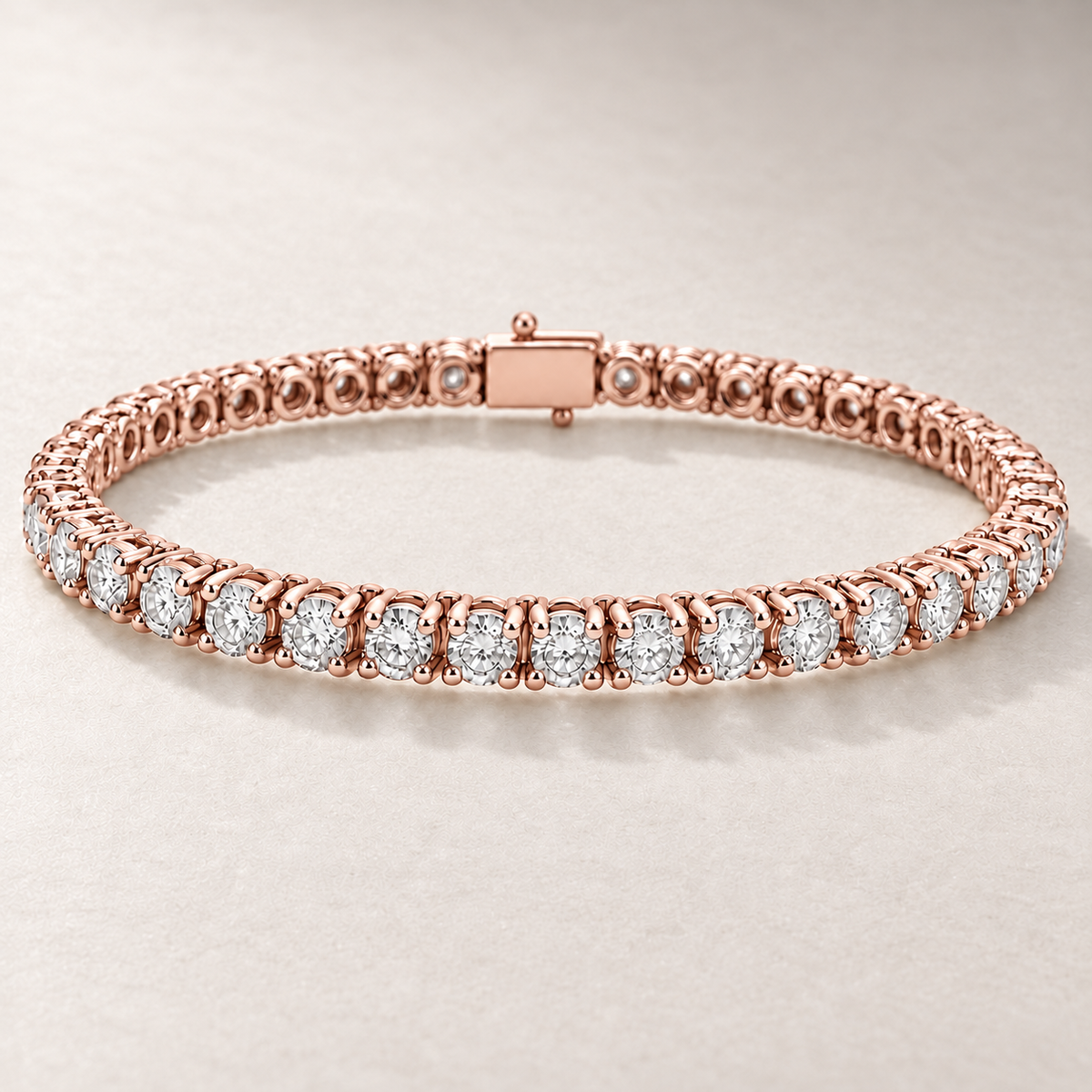 Bracelet TN08 en or rose, diamants clairs, fond pierre greige — TN08 rose gold bracelet with clear diamonds on greige stone.