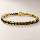 Bracelet TN08 en or jaune, diamants noirs, fond pierre greige — TN08 yellow gold bracelet with black diamonds on greige stone.