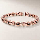 Bracelet TN18 en or rose, diamants noirs, fond pierre greige — TN18 rose gold bracelet with black diamonds on greige stone.