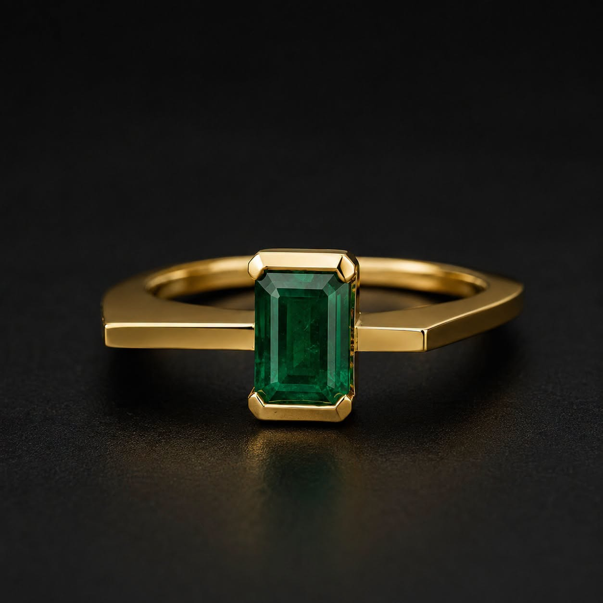 Bague en or jaune 14K sertie d’une émeraude naturelle de Kagem, en Zambie.