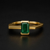 Bague en or jaune 14K sertie d’une émeraude naturelle de Kagem, en Zambie.