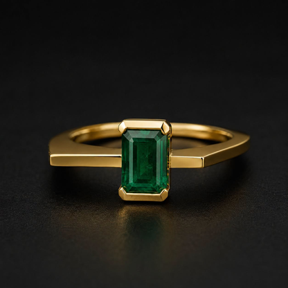 Bague en or jaune 14K sertie d’une émeraude naturelle de Kagem, en Zambie.