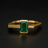 Bague en or jaune 14K sertie d’une émeraude naturelle de Kagem, en Zambie.