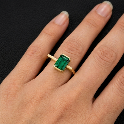 Bague Kagem en or jaune 14K avec émeraude naturelle de Zambie portée à la main