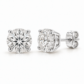 Visuel généré et retouché de boucles d’oreilles en diamants de laboratoire, 1 carat total, monture quatre griffes et fermoirs papillon en or blanc 10K.