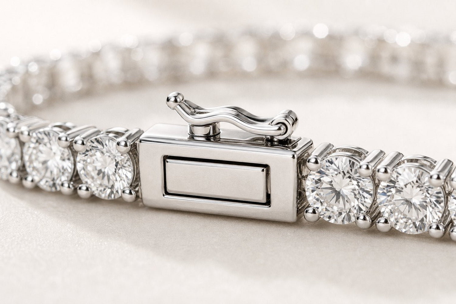 Detail du fermoir boite rectangulaire avec securite sur bracelet tennis en or blanc 14K
