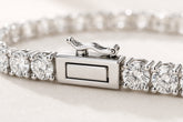 Detail du fermoir boite rectangulaire avec securite sur bracelet tennis en or blanc 14K