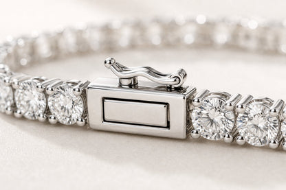 Detail du fermoir boite rectangulaire avec securite sur bracelet tennis en or blanc 14K