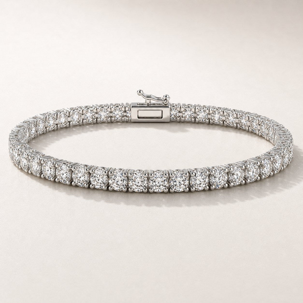 Bracelet tennis en or blanc 14K avec diamants et fermoir boite rectangulaire