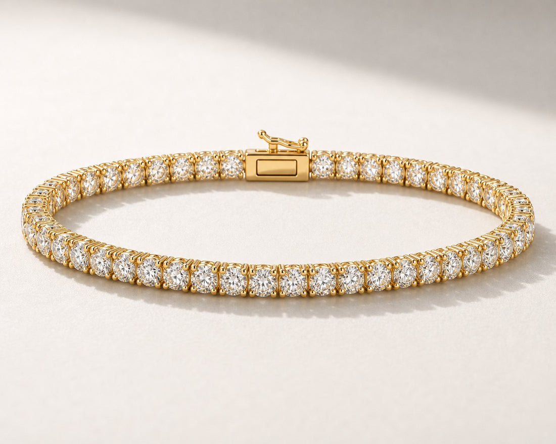 Bracelet tennis en or jaune 14K avec diamants et fermoir boite rectangulaire