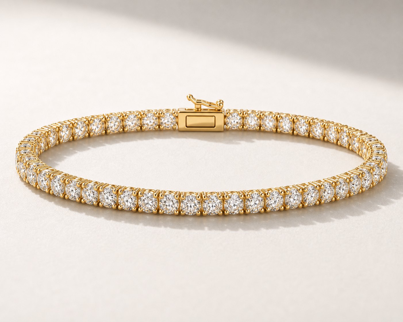 Bracelet tennis en or jaune 14K avec diamants et fermoir boite rectangulaire