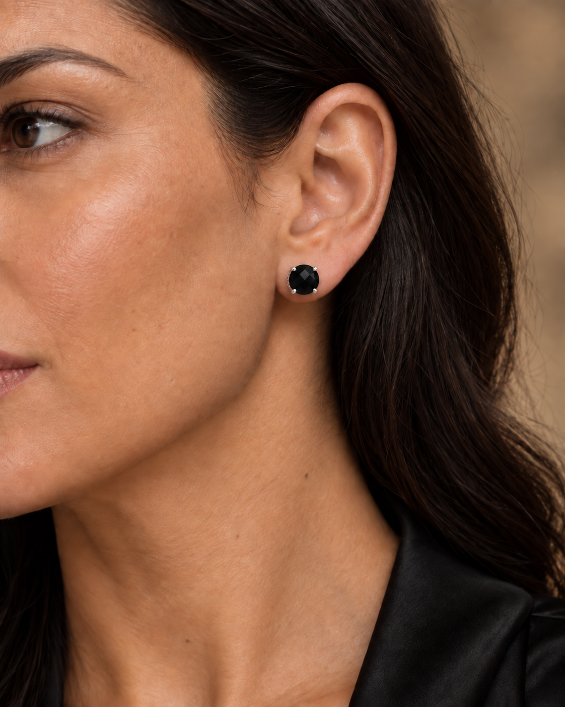 Illustration des boucles en or blanc portées