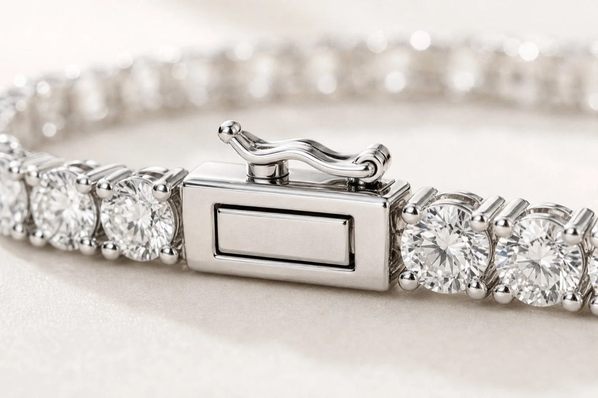 Détail du fermoir du bracelet tennis en or blanc 14K