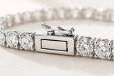 Détail du fermoir du bracelet tennis en or blanc 14K