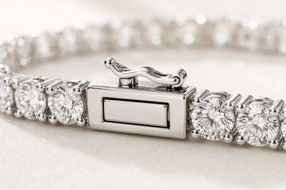 Détail du fermoir du bracelet tennis en or blanc 14K