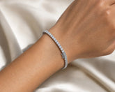 Bracelet tennis en or blanc 14K porté au poignet