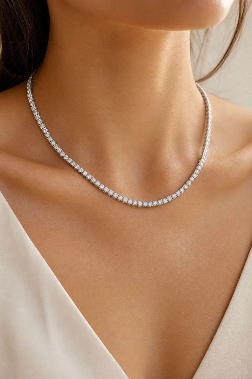 Collier tennis en or blanc 14K et diamants, porté au cou